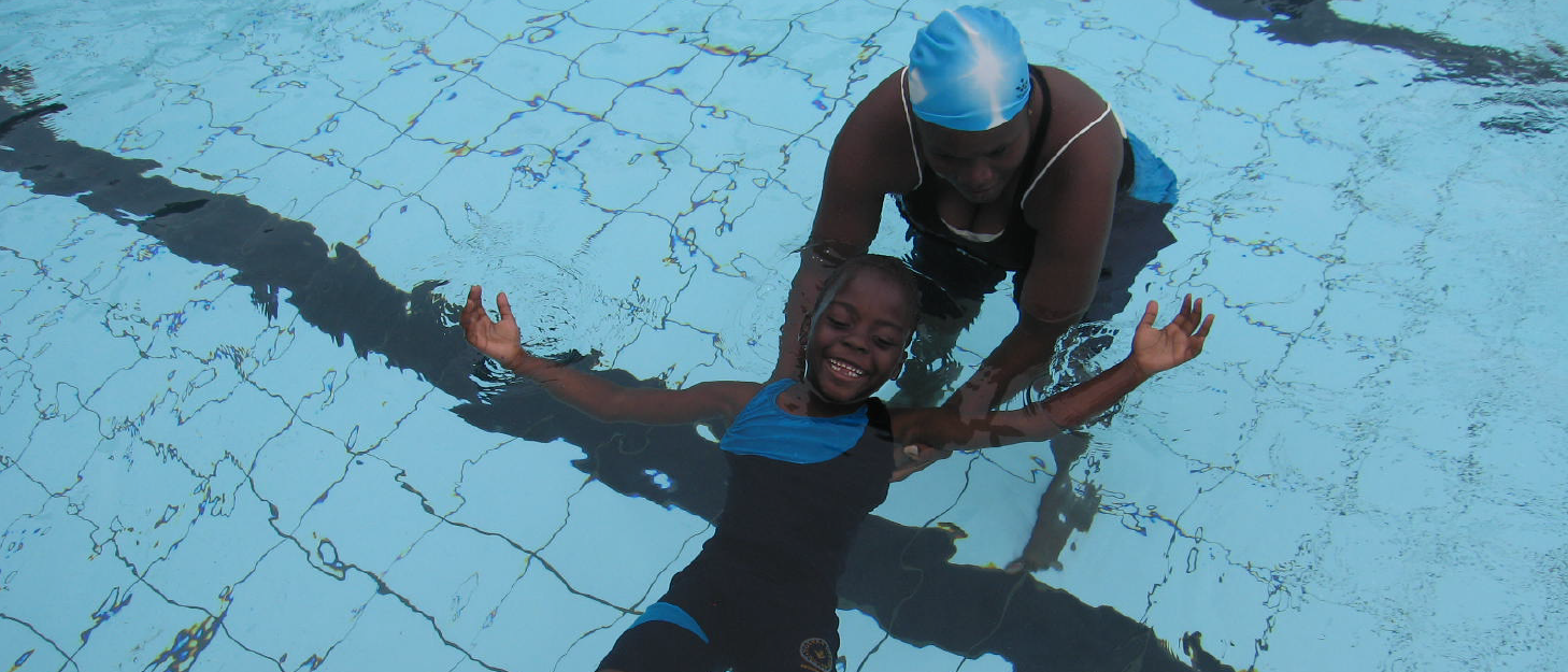 Segundo dados da organização, em 2015, 60 crianças aprenderam o básico na piscina – Foto: Site oficial