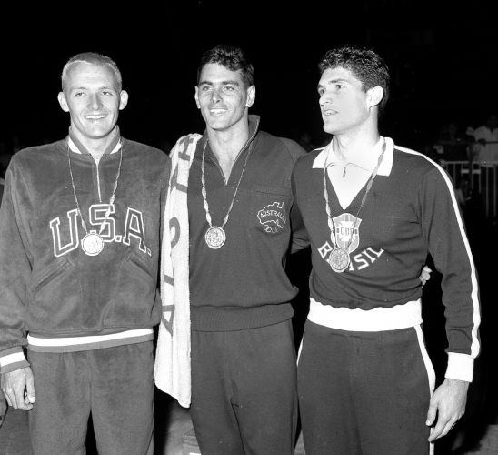 Manoel dos Santos (direita) no pódio olímpico em 1960 - Foto: Arquivo/Reprodução