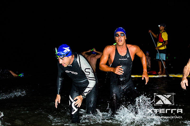 A adrenalina de se nadar a noite no XTerra