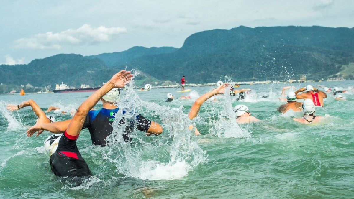 Nadando no dia das mães em Ilhabela