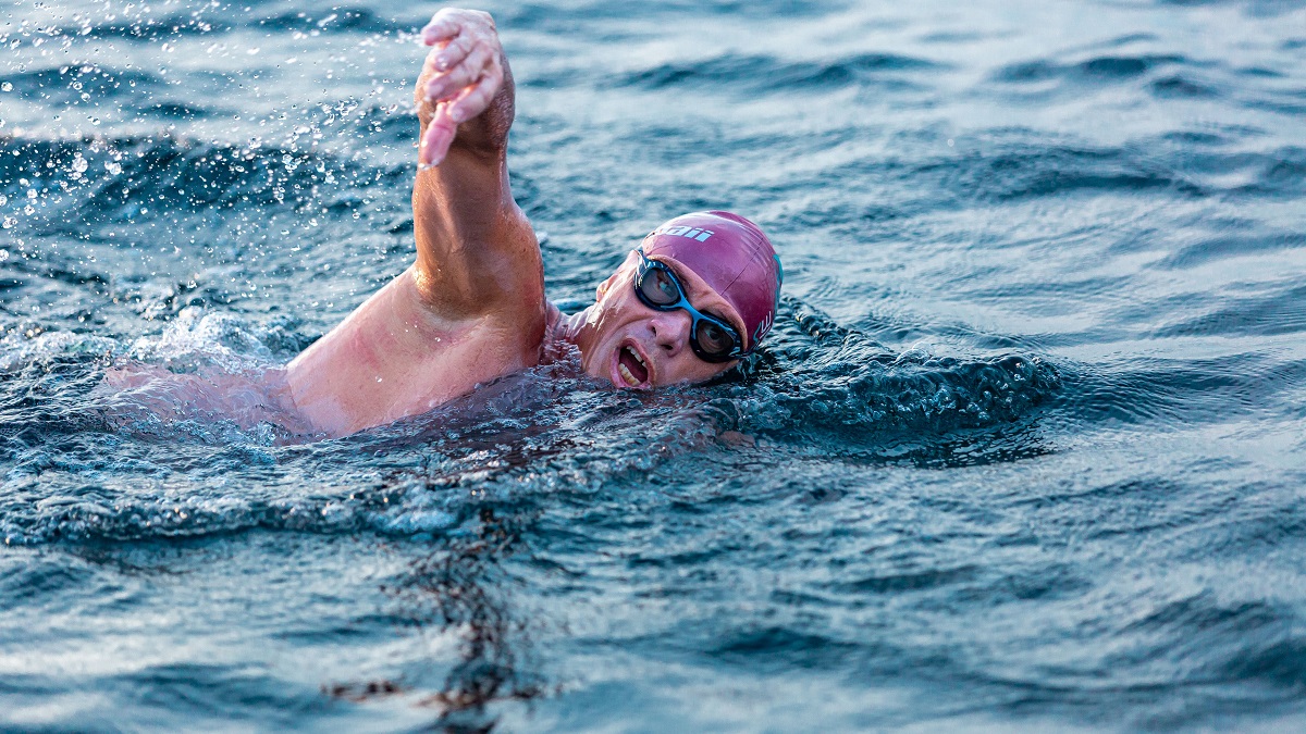 Edgard Coelho nada 48 km na Ilha Grande