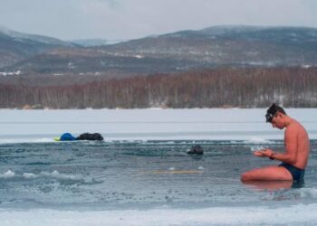 Tcheco bate recorde mundial de mergulho no gelo