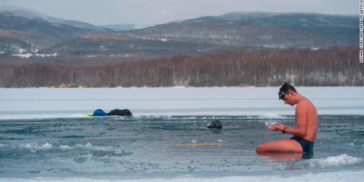 Tcheco bate recorde mundial de mergulho no gelo