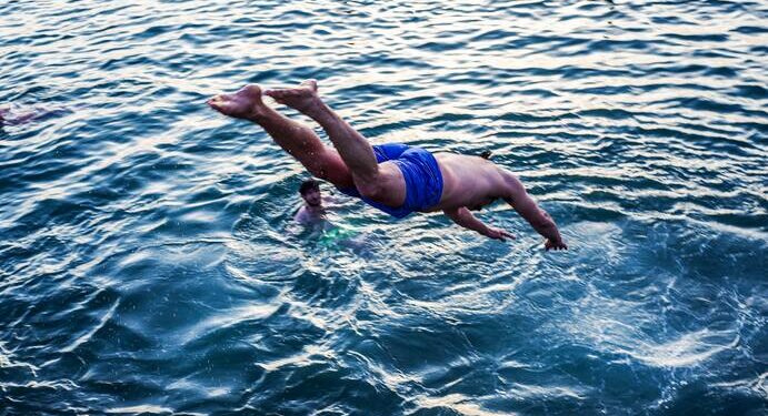 Encarando o frio e fazendo amizades durante a natação