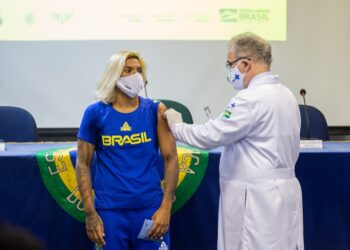 Atletas brasileiros começam a ser vacinados