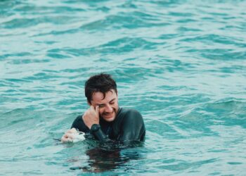 Nadador bate recorde em travessia no Lago de Genebra