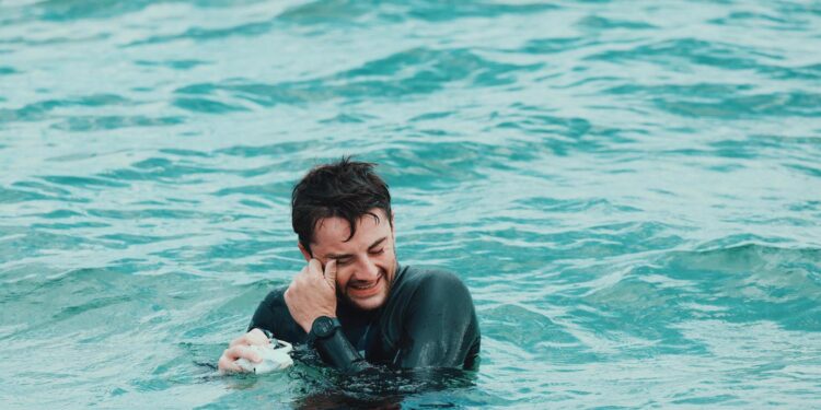 Nadador bate recorde em travessia no Lago de Genebra