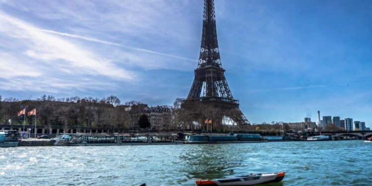 Francês busca tornar-se o primeiro a nadar todo o Rio Sena