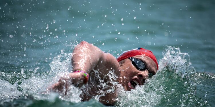 Americanos olímpicos nadam prova de águas abertas no Havaí