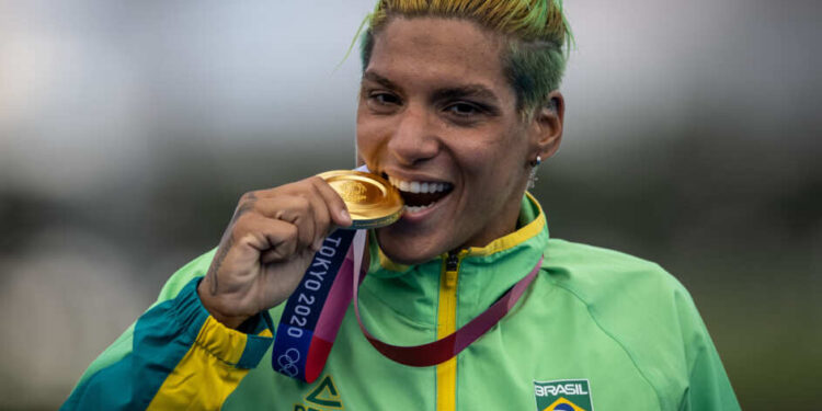 Ana Marcela Cunha é campeã olímpica nos 10 km!