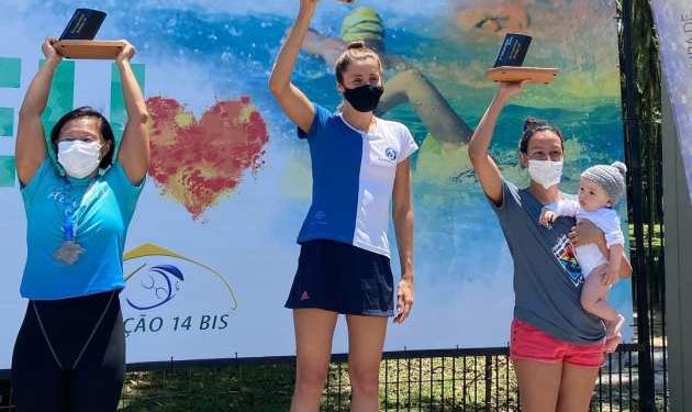 Vitória Farabulini e Lucas Moreira triunfam no Rio Itapanhaú