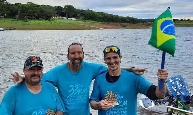 Nadador completa 33 km no Desafio da Jurumirim