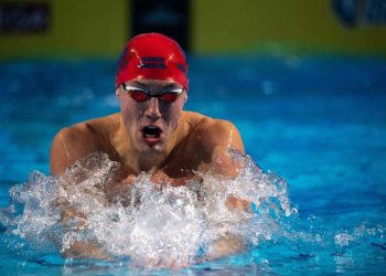 Ilya Shymanovich faz a trinca de recordes mundiais nos 100m peito