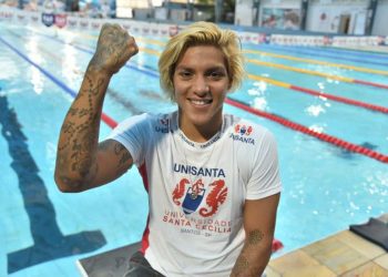 Ana Marcela Cunha renova contrato com a Unisanta