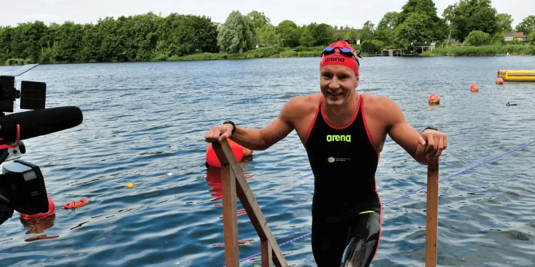 Nadando 25 km em menos de 5 horas na piscina