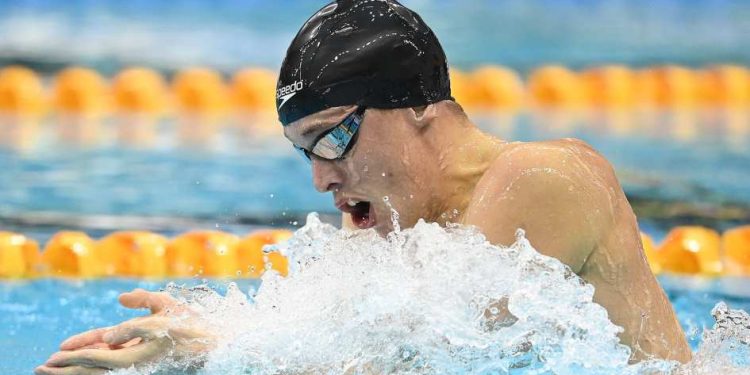 Novo recorde mundial nos 200m peito com Zac Stubblety Cook