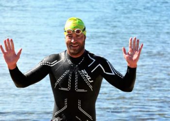 Nadador norueguês enfrenta águas geladas em percurso de 700 km 