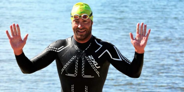 Nadador norueguês enfrenta águas geladas em percurso de 700 km 