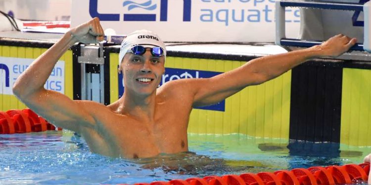 David Popovici vence semifinal dos 100m livre no Europeu 46s98