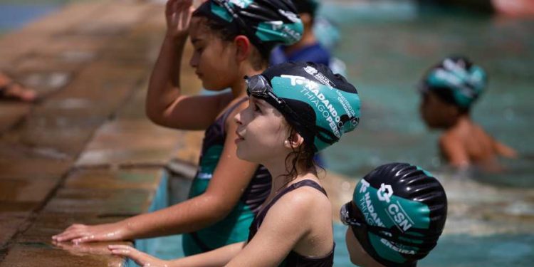 Thiago Pereira inaugura projeto social de natação em Volta Redonda