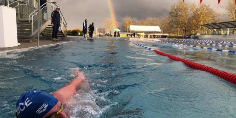 França organiza seu Campeonato de Natação de Inverno em águas geladas