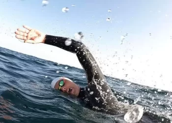 Jasmine Harrison é a primeira mulher a nadar a extensão do Reino Unido