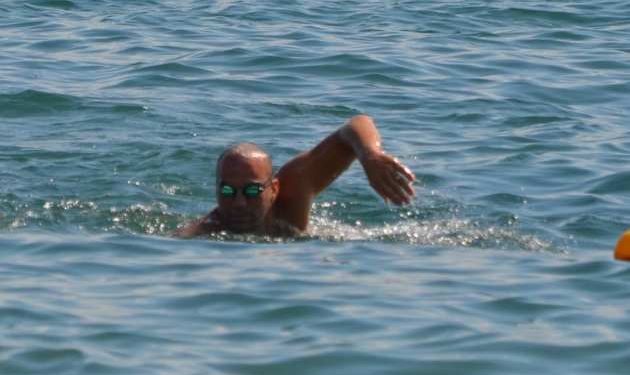 Paulo Bicudo se prepara para a Travessia do Leme ao Pontal após paralisia