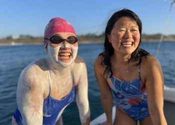 Jovem de 15 anos nada 45 km no Havaí em 27 horas