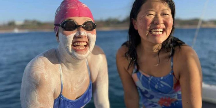 Jovem de 15 anos nada 45 km no Havaí em 27 horas