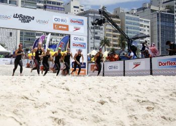 Rainha do Mar reúne mil de nadadoras no Rio de Janeiro