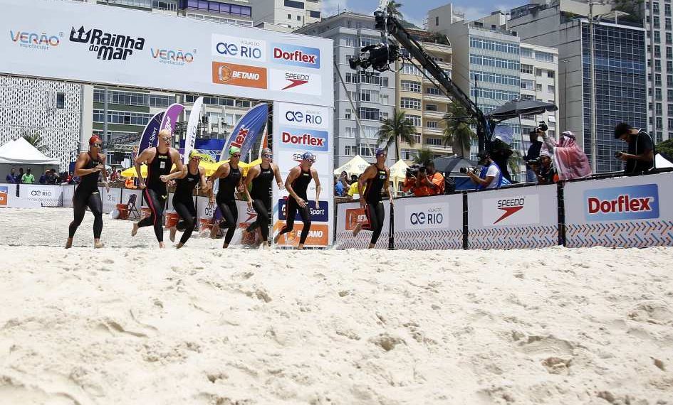 Rainha do Mar reúne mil de nadadoras no Rio de Janeiro