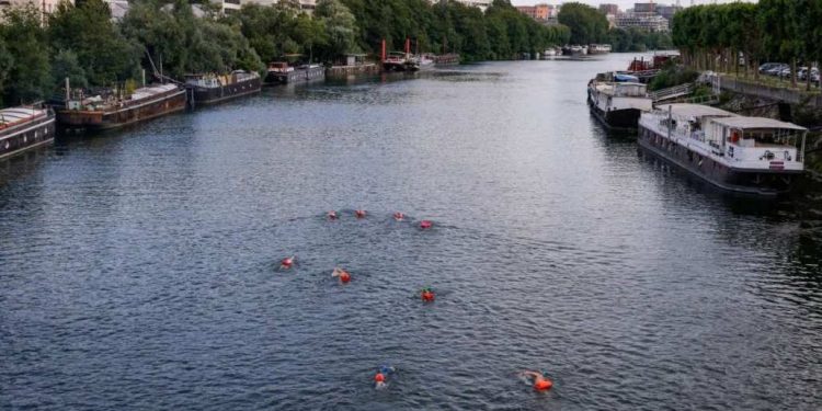 Nível de poluição do Rio Sena cancela treinamento na véspera do teste evento das águas abertas