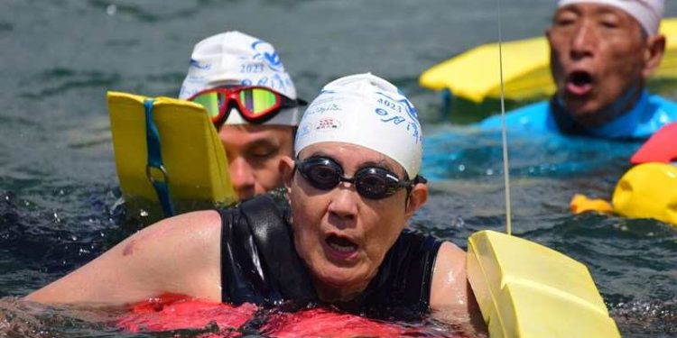 Travessia a nado em Taiwan tem 24 mil participantes