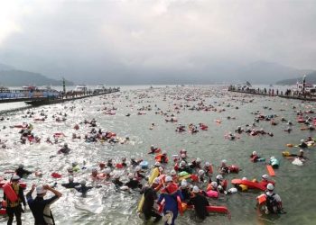 Travessia a nado em Taiwan tem 24 mil participantes
