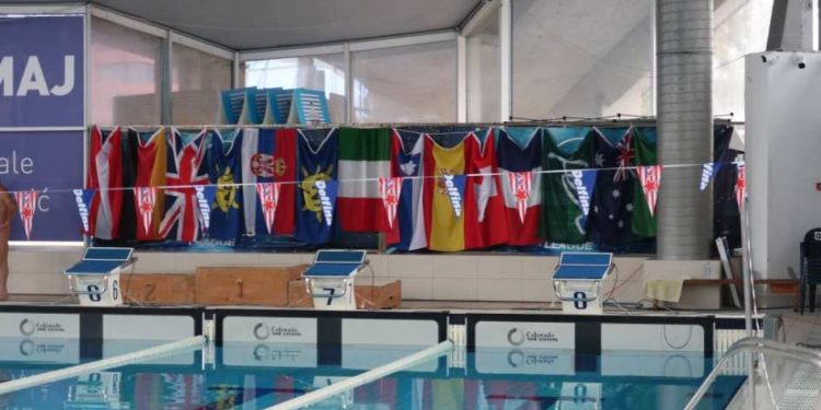 Todo mundo nadando pelado pela 50° vez