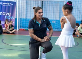 Crianças de associação beneficente participam de projeto com Ana Marcela e Bruno Fratus