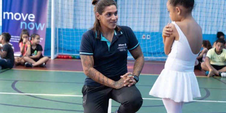 Crianças de associação beneficente participam de projeto com Ana Marcela e Bruno Fratus