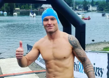 Revezamento beneficente é realizado em memória de nadador