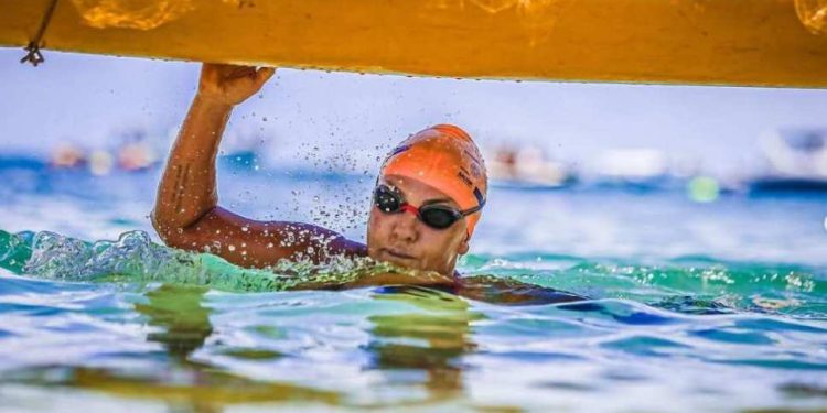 Nadadora encara 60 km em águas abertas na Bahia