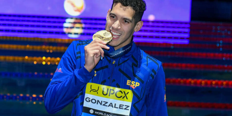 Muita festa para receber o campeão mundial Hugo Gonzalez na Espanha