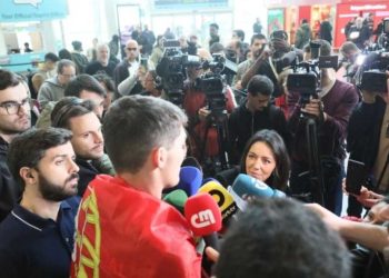 Festa na chegada a Portugal para Diogo Ribeiro e suas duas medalhas de ouro
