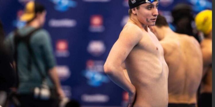 A desclassificação do nadador universitário americano por comemorar na raia errada