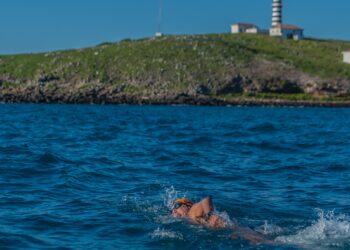 Cesar Saade contorna a nado o Arquipélago de Abrolhos