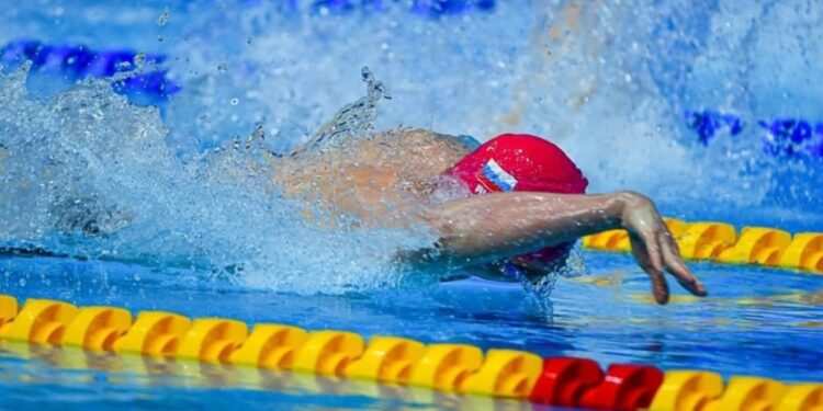 Kliment Kolesnikov vence 50m livre e 50m costas no Campeonato Russo