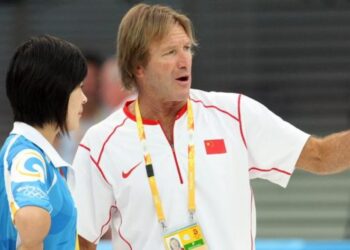 Treinador australiano Dennis Cotterell sai em defesa dos nadadores chineses