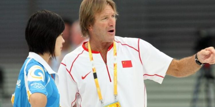 Treinador australiano Dennis Cotterell sai em defesa dos nadadores chineses