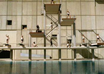 Dua Lipa lança música usando a piscina olímpica de Barcelona 1992 como cenário