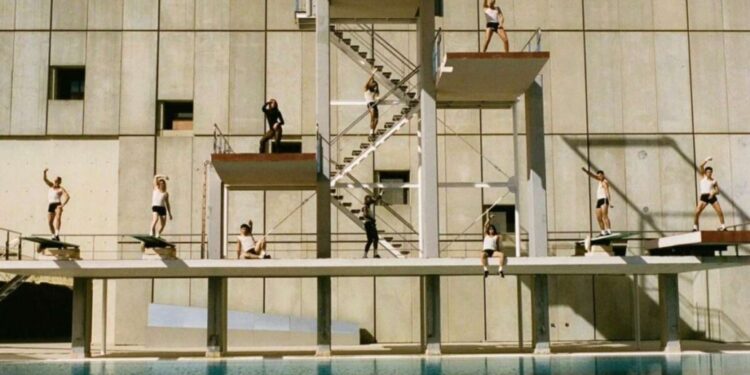 Dua Lipa lança música usando a piscina olímpica de Barcelona 1992 como cenário