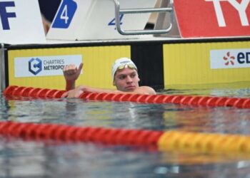 Léon Marchand garante sua primeira vaga olímpica nadando fácil 4:10 400m medley