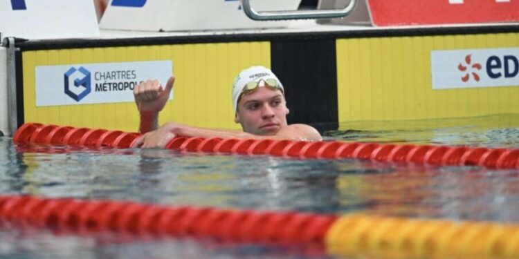 Léon Marchand garante sua primeira vaga olímpica nadando fácil 4:10 400m medley